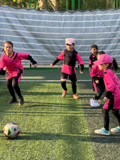 عکس 3 — آموزش فوتبال دختران فرزانگان اصفهان