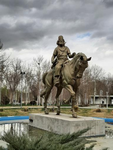 عکس 3 — مجسمه میرزا کوچک خان جنگلی