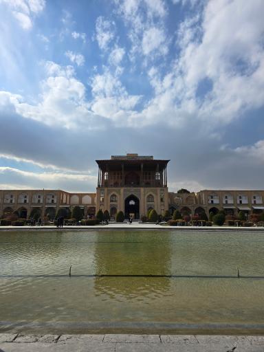 عکس 3 — تالار تنگ بری عمارت عالی قاپو