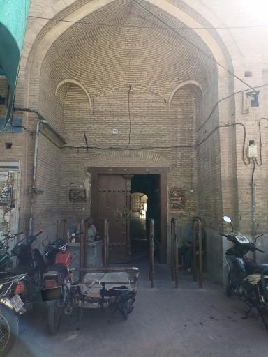 عکس 2 — درب اصلی مسجد نو بازار