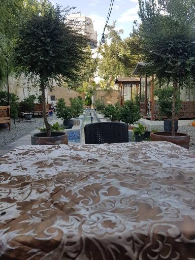 عکس 9 — باغچه رستوران قاجاری