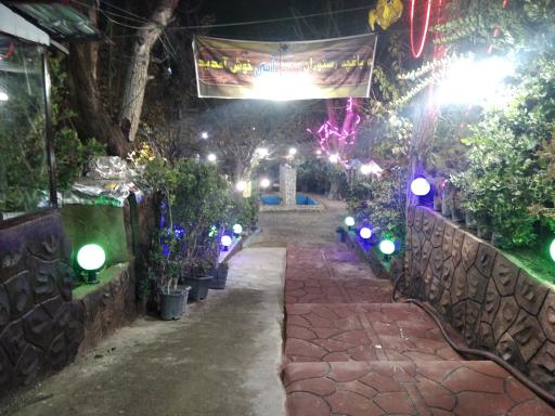باغچه رستوران سرخ آبی