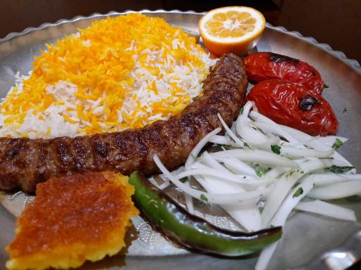 عکس 2 — رستوران قاشق طلایی