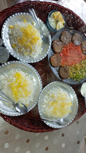 غذا خوری کباب ماهی سرکمر