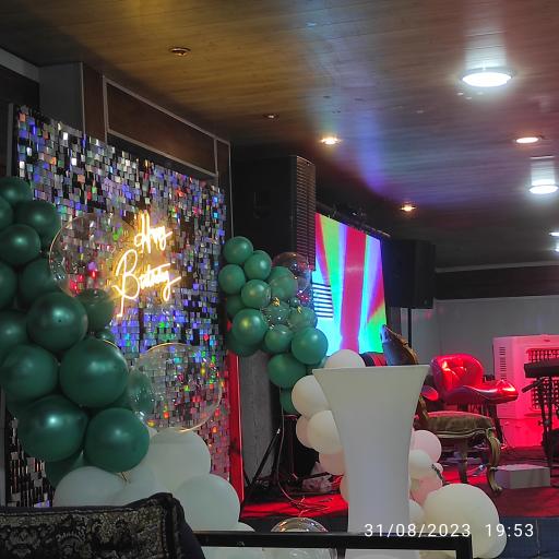 عکس 3 — باغ و رستوران شب نشین