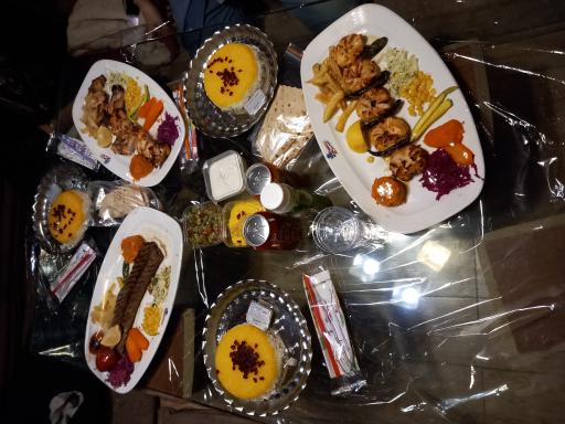 عکس 9 — باغ و رستوران شب نشین