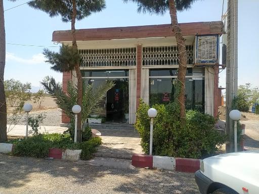 رستوران کنار دشت