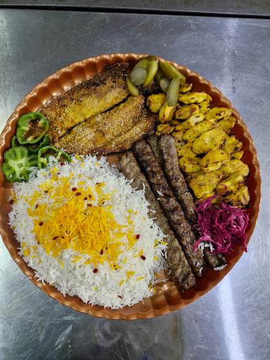 عکس 2 — تهیه غذای حاج بهروز