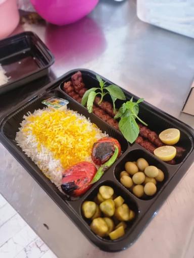 عکس 2 — تهیه غذای طاها